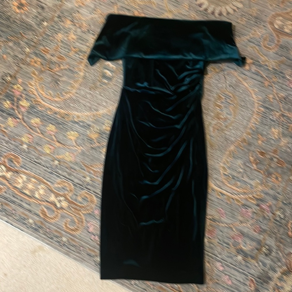 Green emerald vince camuto size 2 velvet off the shoulder dress